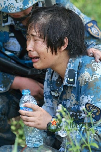 中国海军陆战队女兵魔鬼训练场面残酷挑战极限