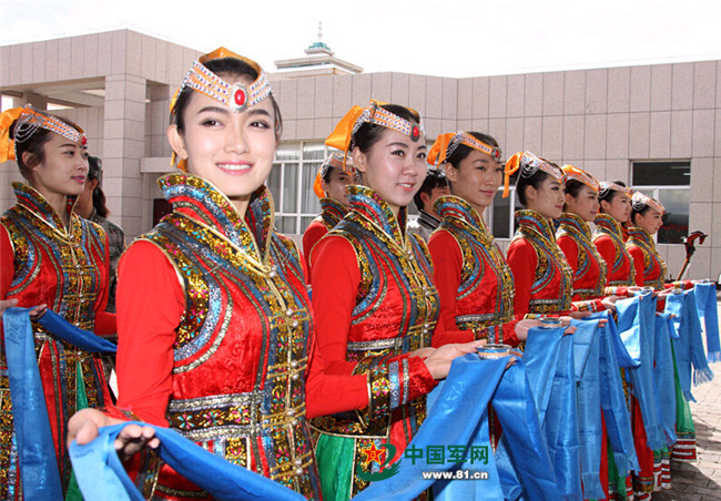 和平使命外方部队抵朱日和漂亮少女敬酒献哈达