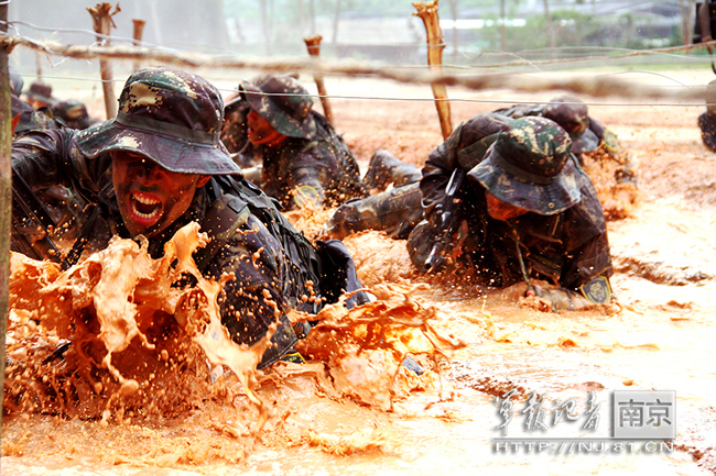 军人血性:南京军区某团预提士官集训汇报演示