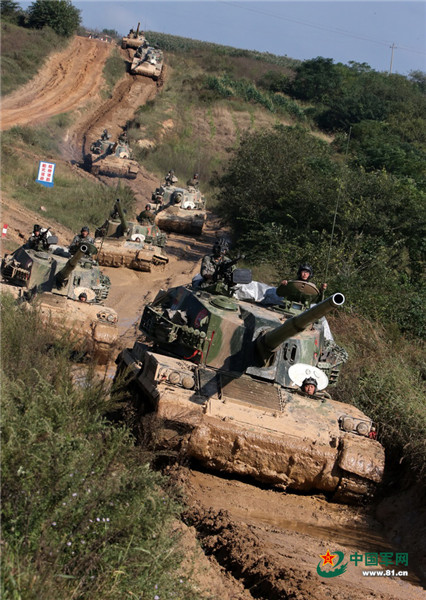 三界演习进入实兵交战阶段战车涂满污泥