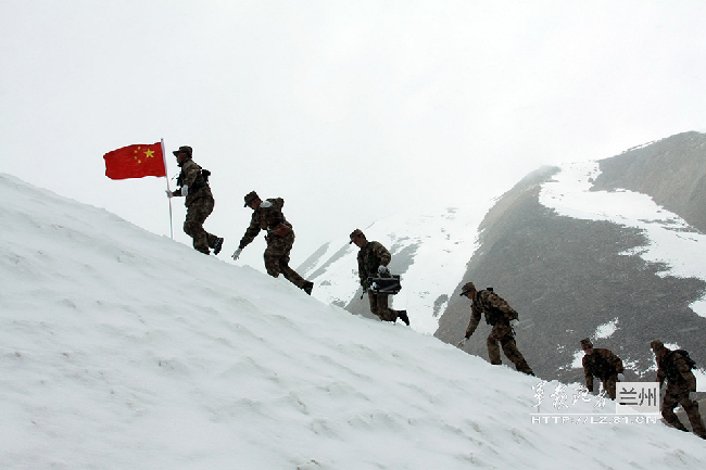 焦点大图 正文【国旗篇】 军人与国旗  爱祖国,军人在用自己无声的