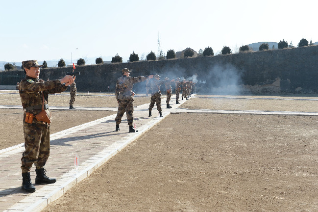 兰州军区首脑机关新年开训严考砺将