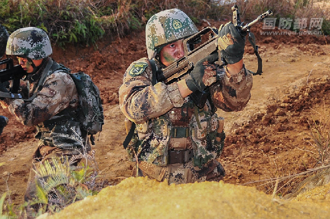 陆军第31集团军某装甲团野外训练场上硝烟弥漫