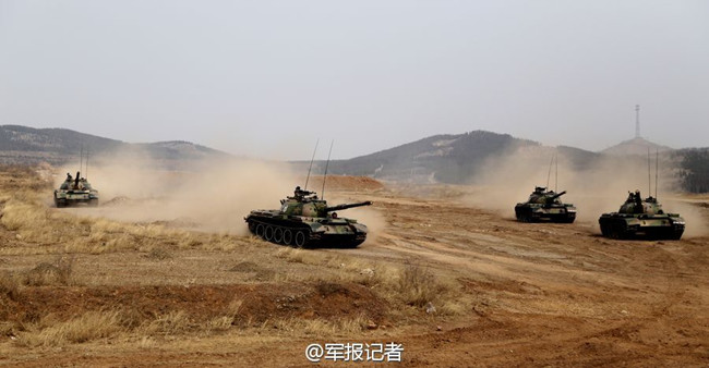 某装甲旅坦克分队进行战术协同训练