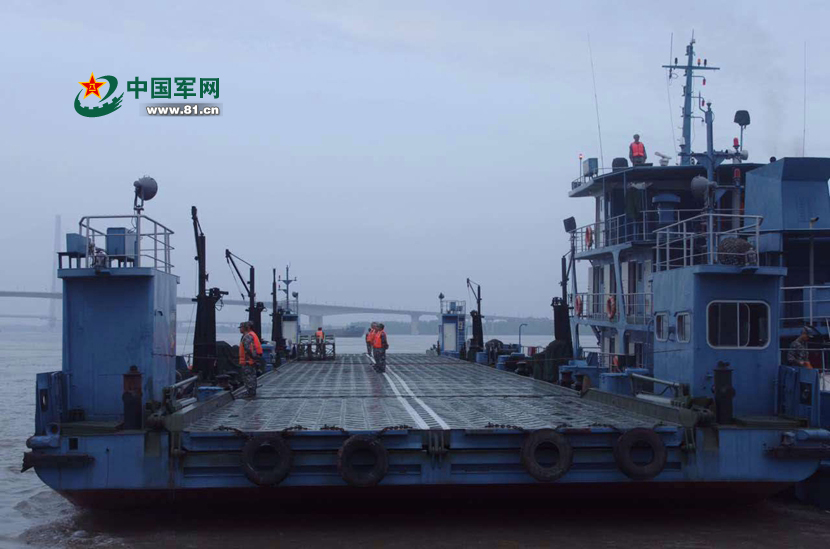 广州军区某舟桥旅特种舟桥营组织夜间长途航行演练