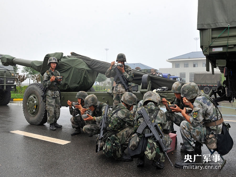 我陆军炮兵旅跨区基地化实兵实弹演习拉开帷幕