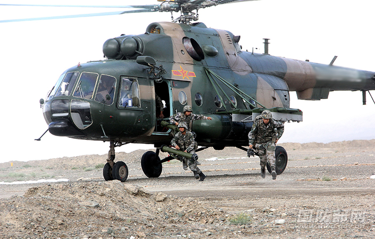 兰州军区某陆航旅联合机械化步兵进行机降演练