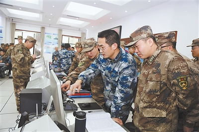 陆军官兵走进空军师指挥所