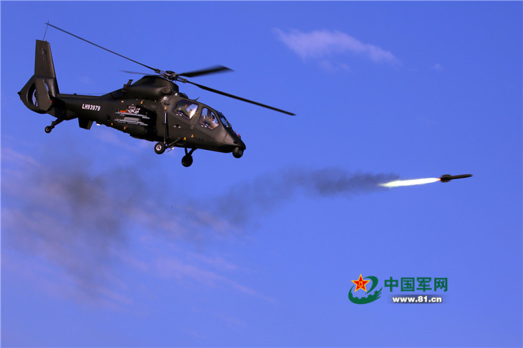 近距离实拍某新型武装直升机发射导弹瞬间 - 中国军网