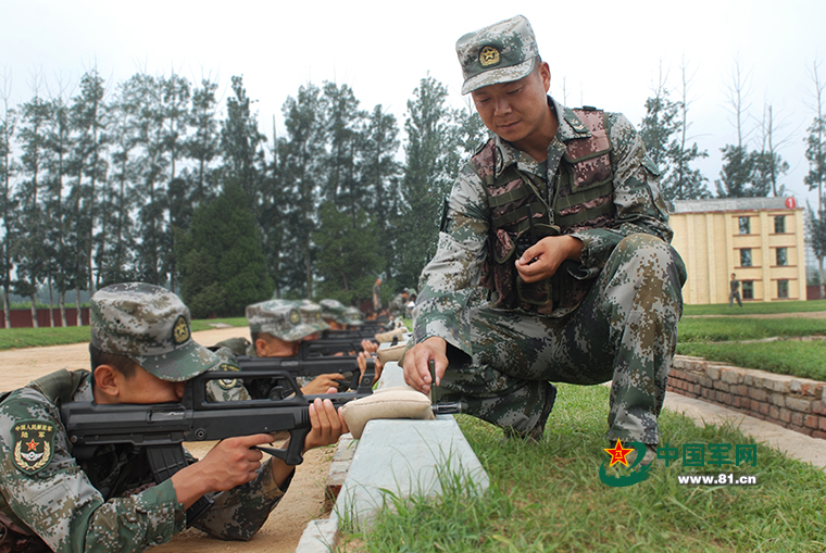 沈炼刚组织卧姿瞄准训练. 张相捷摄