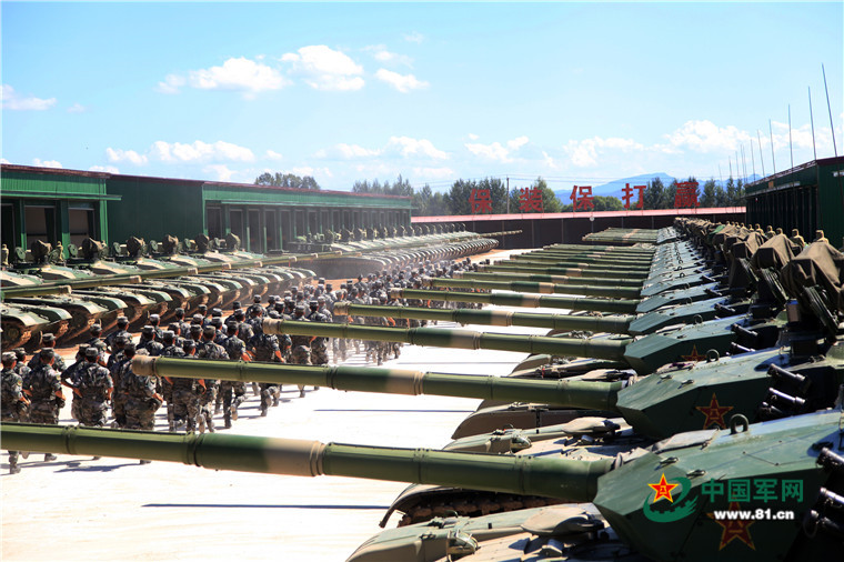 惊呆!某装甲旅战备拉动 坦克成群