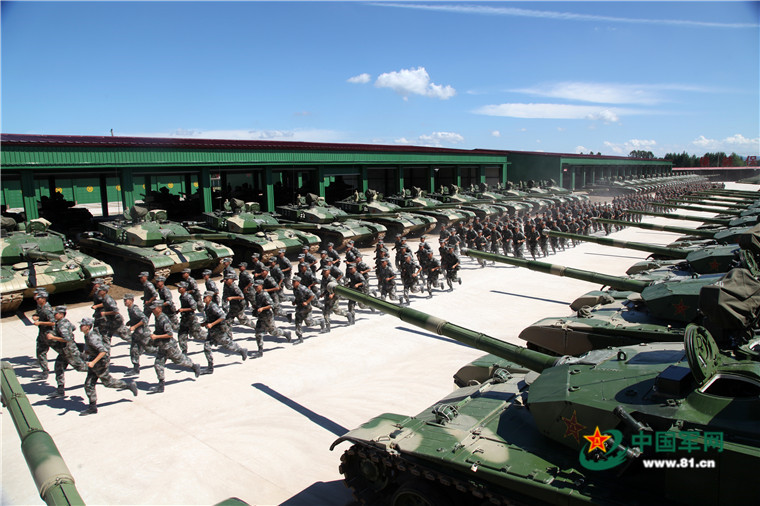 惊呆!某装甲旅战备拉动 坦克成群