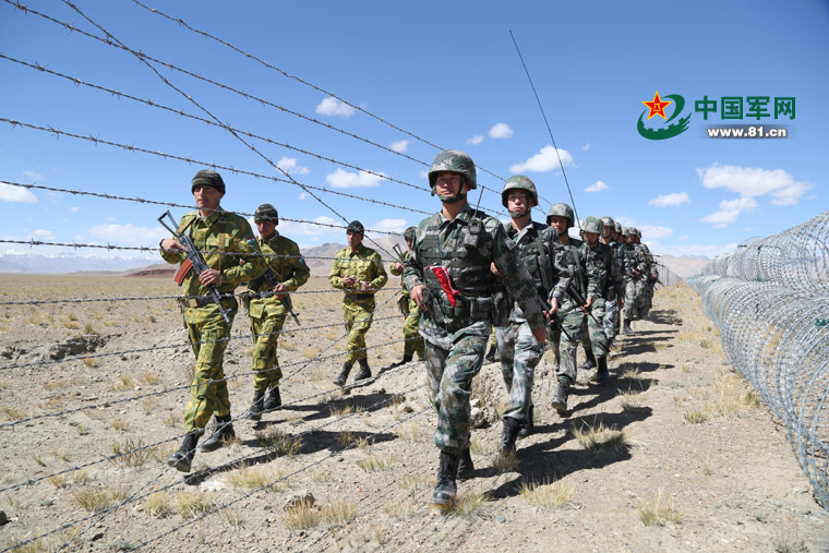 中塔边防官兵联合巡逻共度中秋 - 中国军网