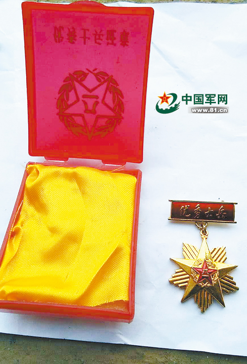 1995年,李可学在边疆部队表现突出,被授予"优秀士兵"证章.