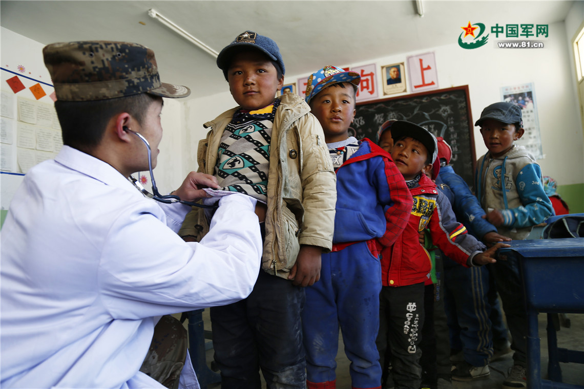 手机看 分享到4月29日,驻守在喜马拉雅山脉腹地的达巴边防连医疗人员