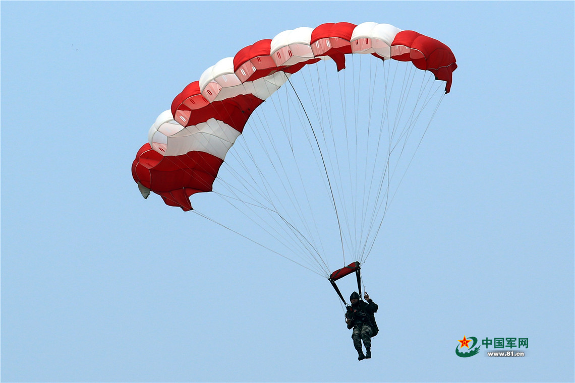 特战队员跳伞训练 能操纵伞向