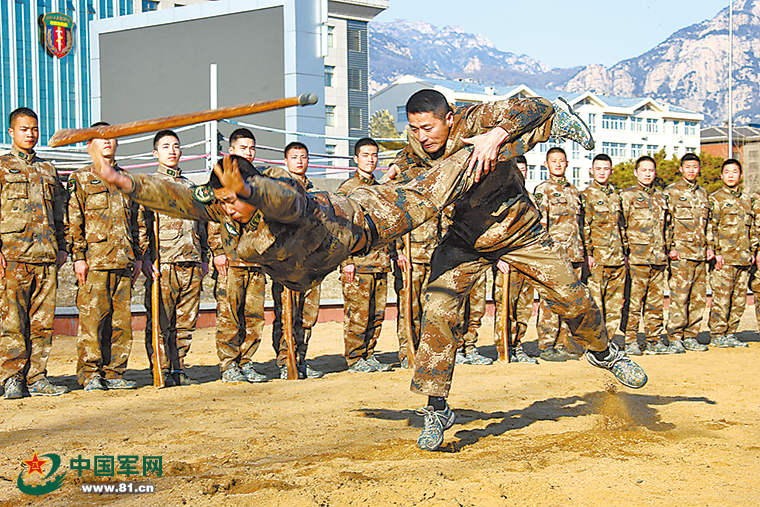 主题教育课上晒出"私房照",这个政委蛮拼的 - 中国军网