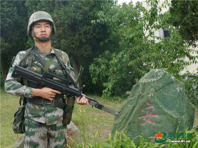 持枪警戒,高度戒备