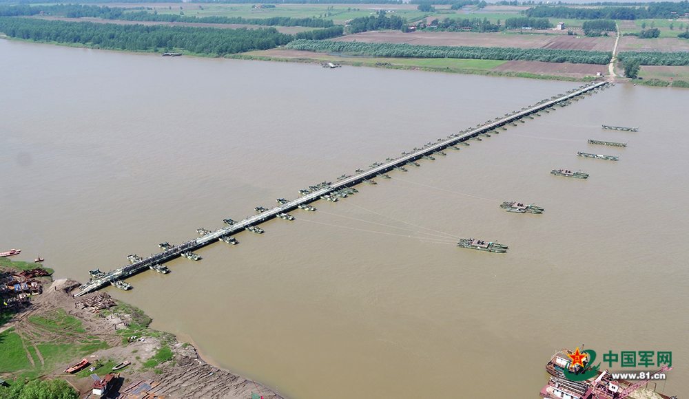 5米的钢铁浮桥横跨长江.李昂 摄