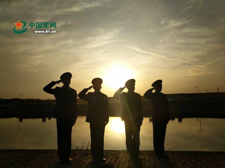 老兵佩戴者军衔最后的敬礼.王浩 摄