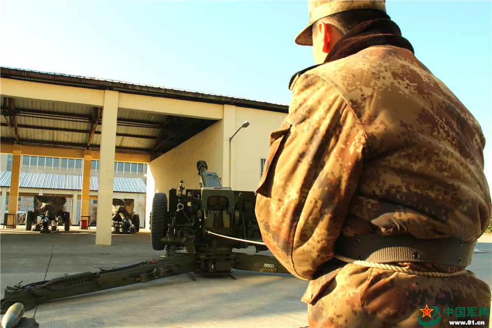 学员用拉火绳进行火炮模拟击发.