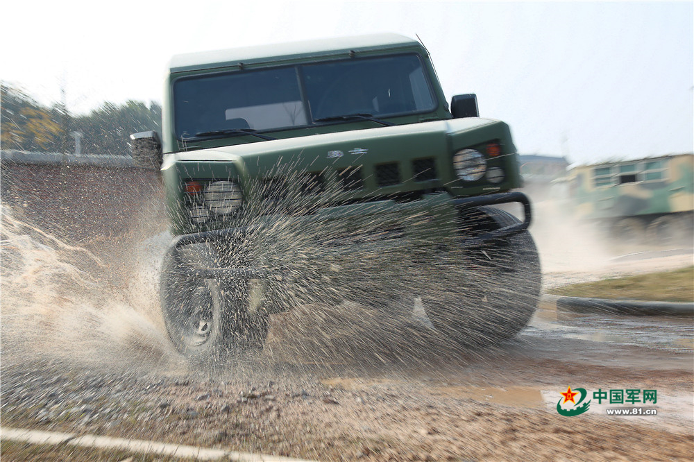 胆量与技术的较量老司机驾勇士车玩漂移