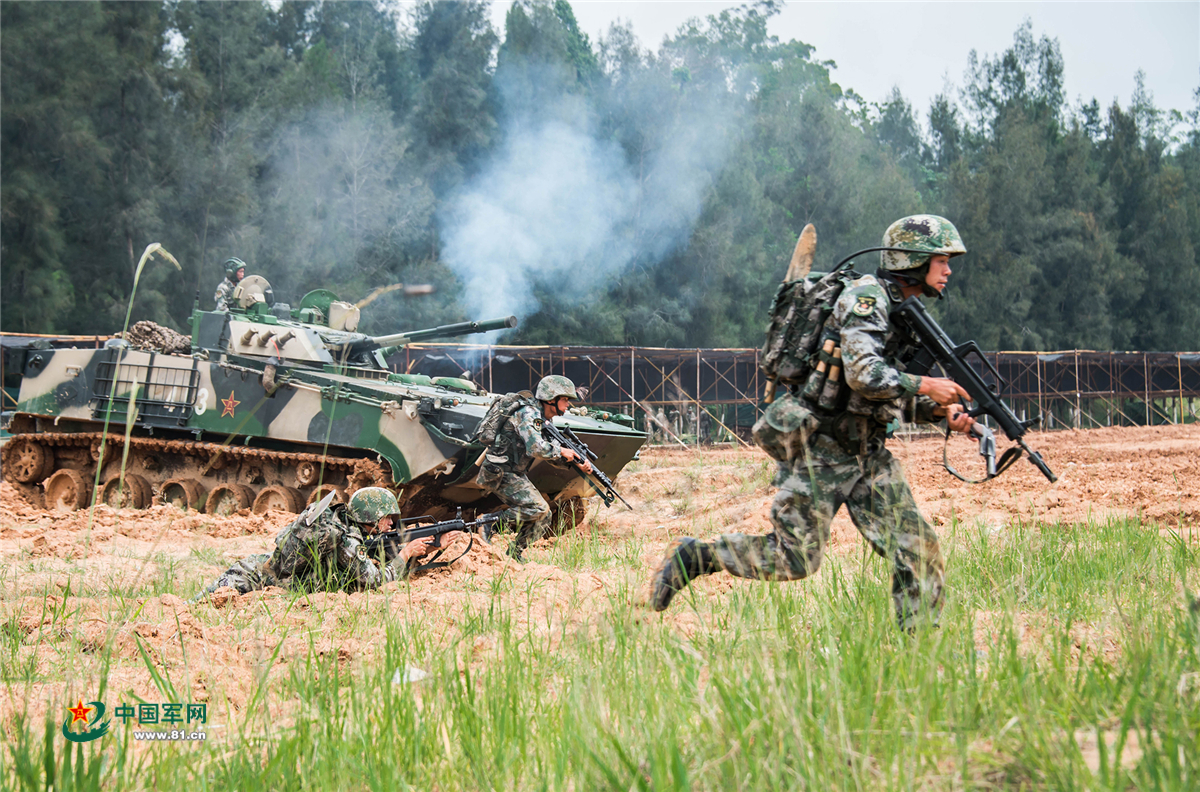 攻防演练丨步战车掩护下官兵向目标发起攻击