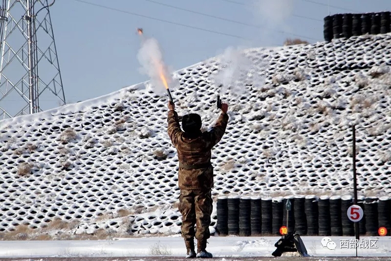 信号员发射信号弹