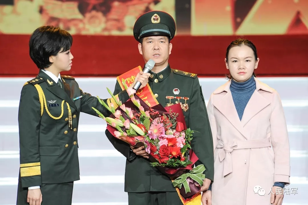 星光璀璨陆军十大标兵颁奖仪式震撼推出