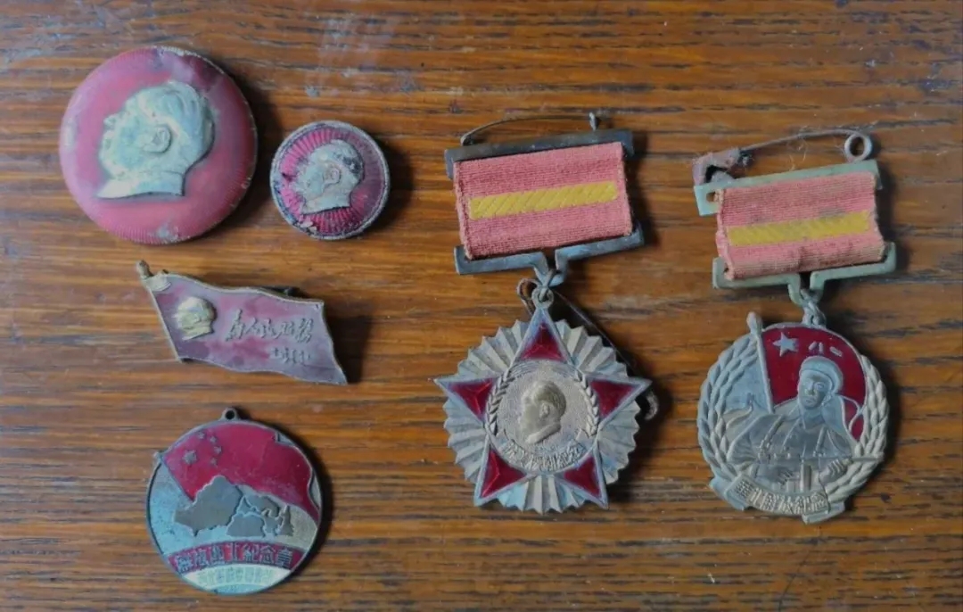 张浩爷爷所获得的军功章