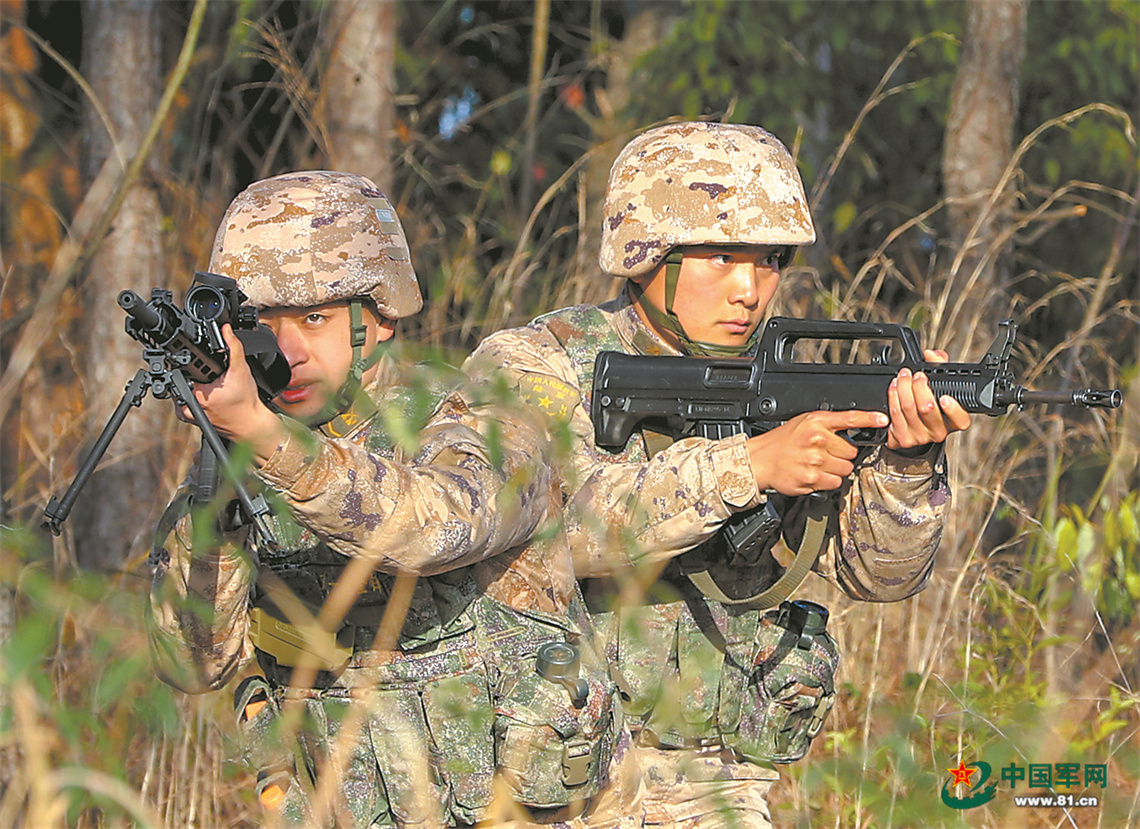 铁甲轰鸣炮声隆,东部战区陆军某旅组织跨昼夜对抗演练 - 中国军网