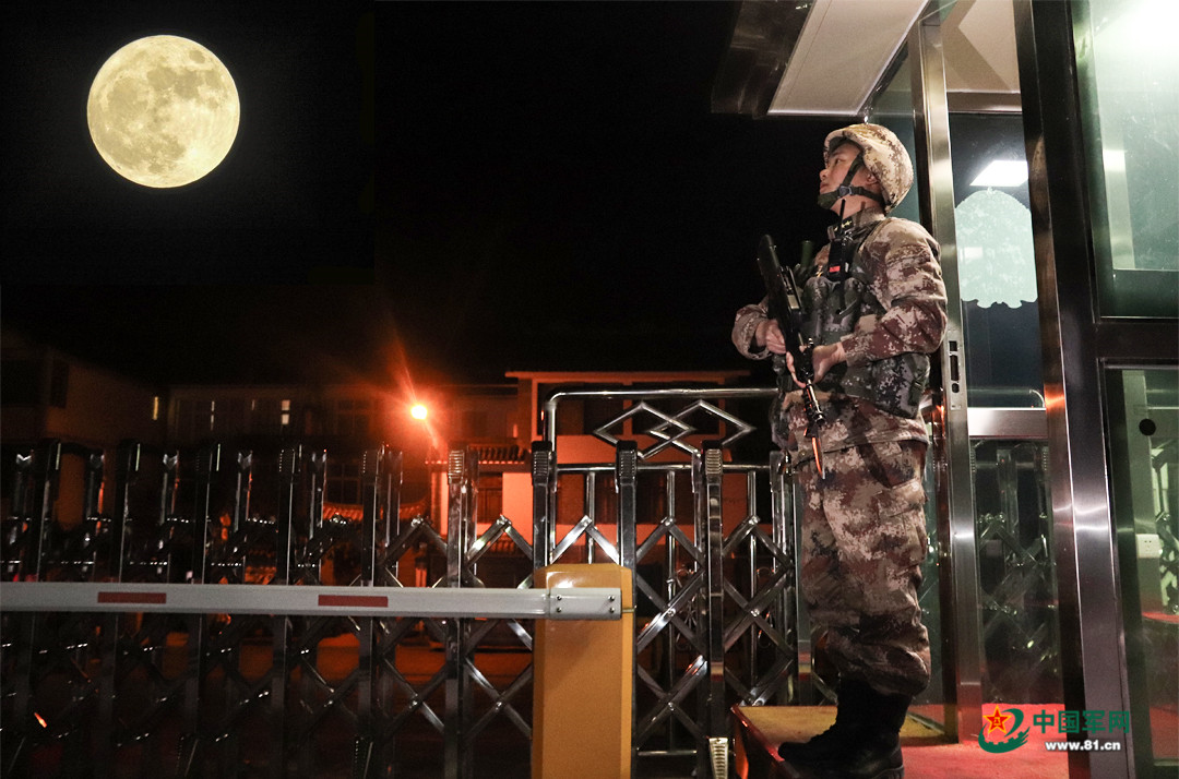 對了,就是步槍(打一武器)手指一動就發言,作戰放哨不離它鋼鐵胸膛長