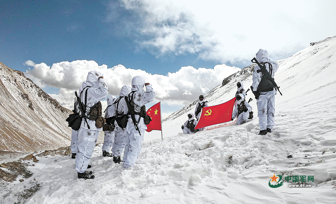 海拔5000多米阿里边防连官兵踏雪巡边