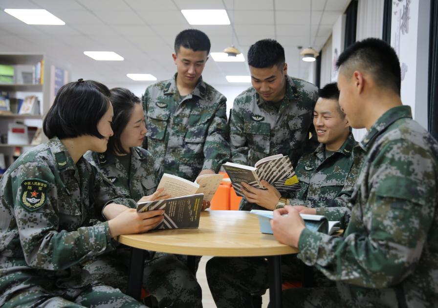 "书香"专车驶入驻训场——线上线下联动,助力官兵"私人订制"学党史