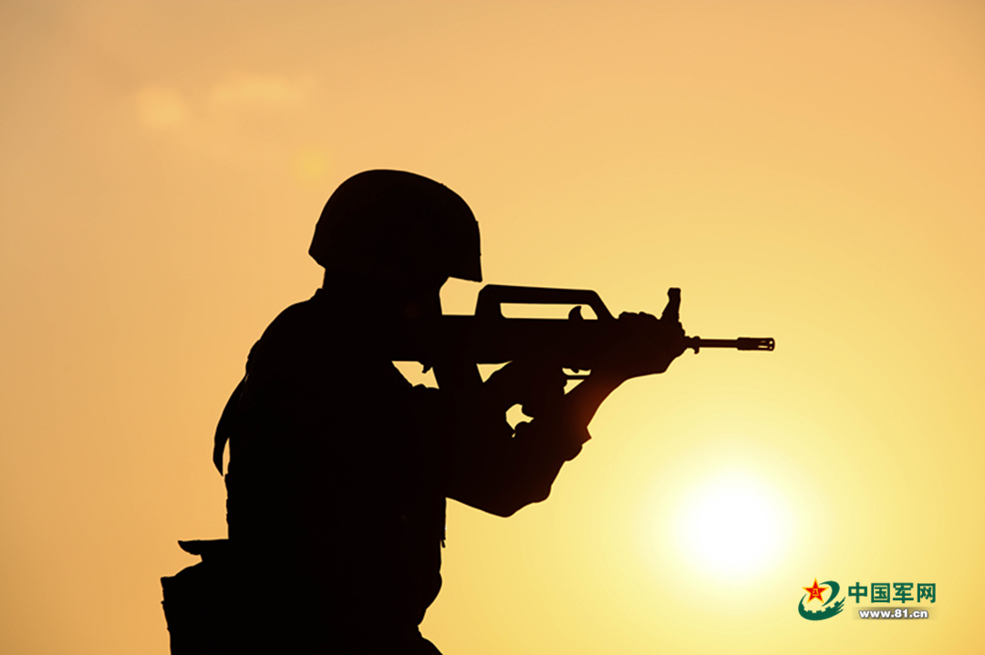 勾勒出身姿挺拔的轮廓光与影交织充满着蓬勃的朝气一张张帅气,坚毅的