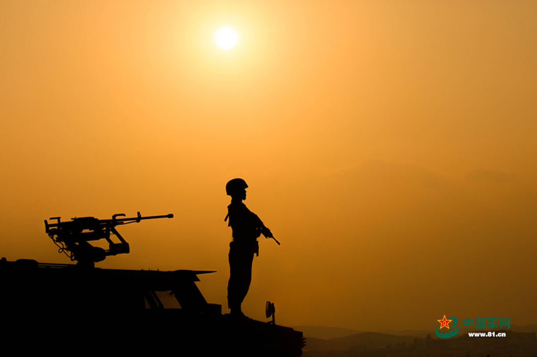 帅气,坚毅的脸庞在夕阳下结束了一天的训练南部战区某旅战士们天际一