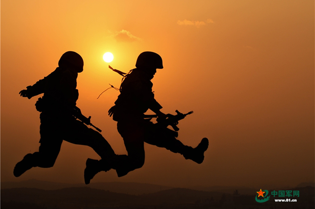 南疆光影丨夕阳西下时的天边风景线