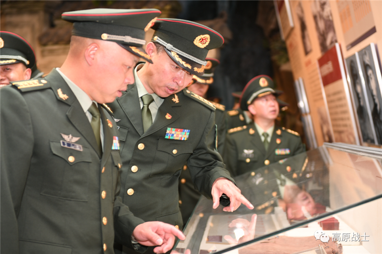 雪域将士忠于党丨西藏军区部队官兵在战位重温入党誓词