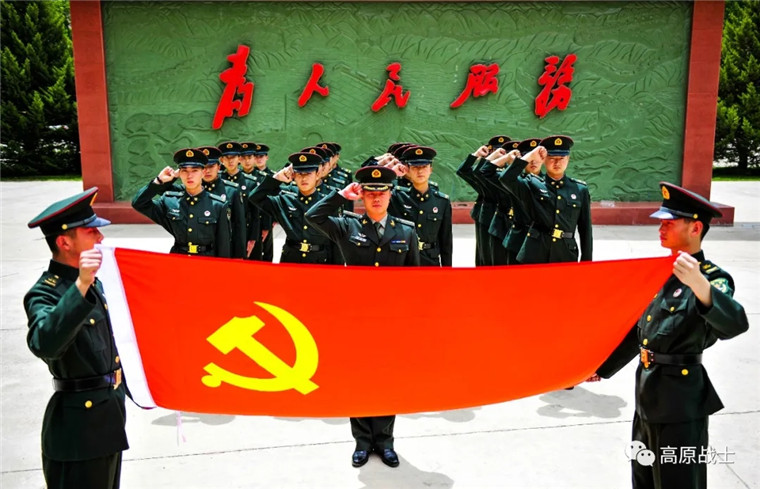 雪域将士忠于党丨西藏军区部队官兵在战位重温入党誓词