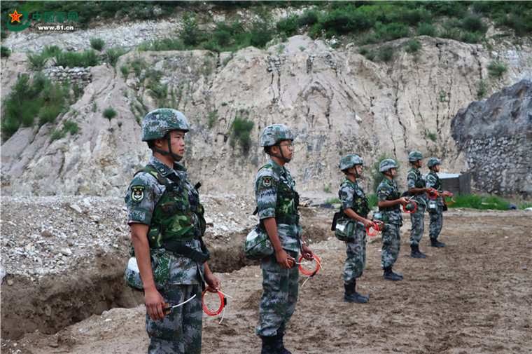 示范兵示范起爆体制作为确保训练安全,该旅严密筹划,精心部署,周密