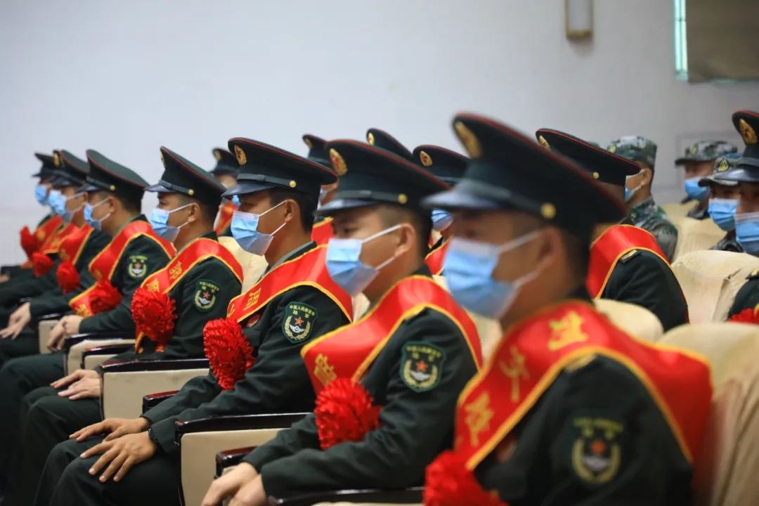 军旗和战友们的时候可是今天,在摘下帽徽和军衔告别爸爸妈妈的时候没