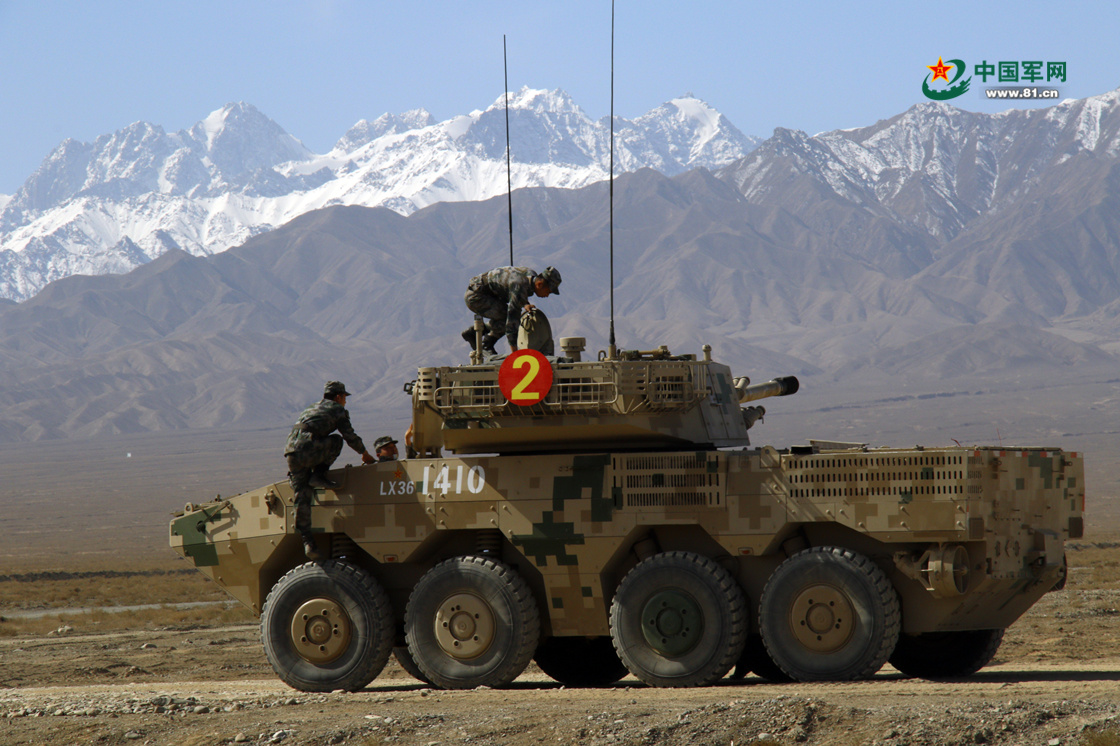 高原戈壁铁流滚滚,装甲车实弹射击训练正酣 - 中国军网