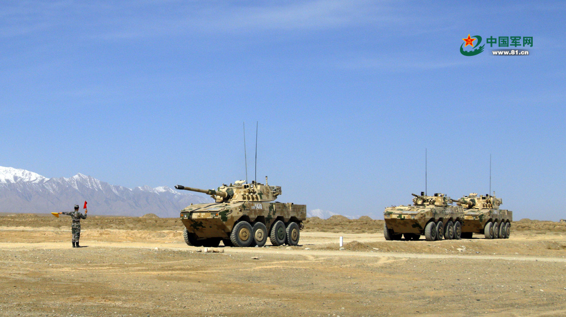 高原戈壁铁流滚滚装甲车实弹射击训练正酣