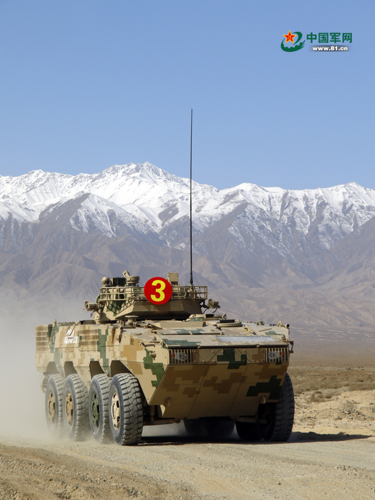 高原戈壁铁流滚滚,装甲车实弹射击训练正酣 - 中国军网