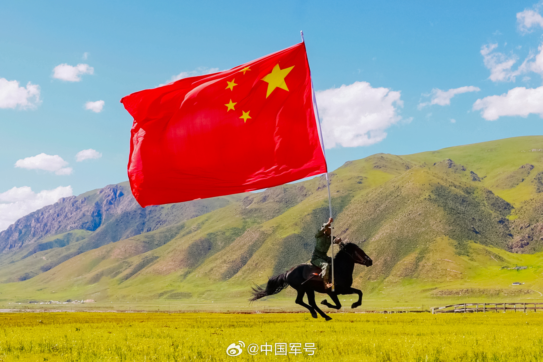 玉树独立骑兵连接领天安门广场国旗 - 中国军网