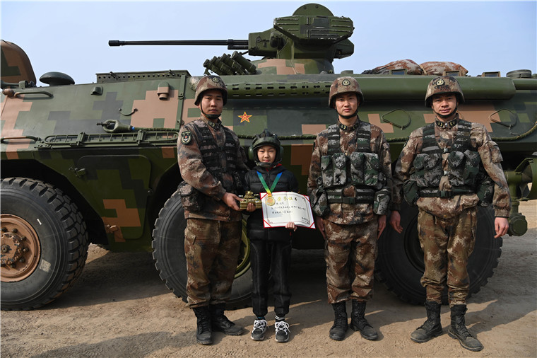 第83集团军某旅邀请维和烈士杨树朋亲属来队过年