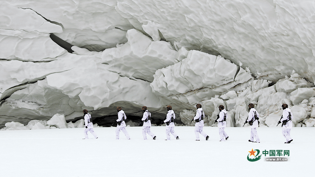 卡拉苏边防连官兵踏雪巡边