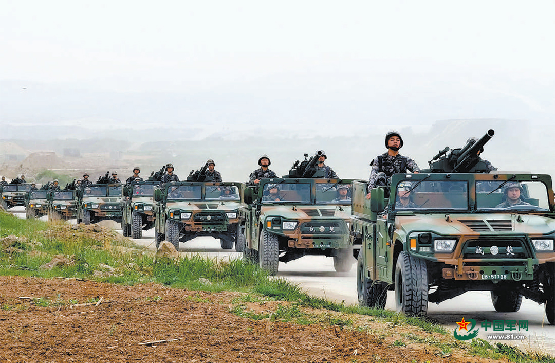 火力分隊摩托化行軍,宛如一條鋼鐵長龍