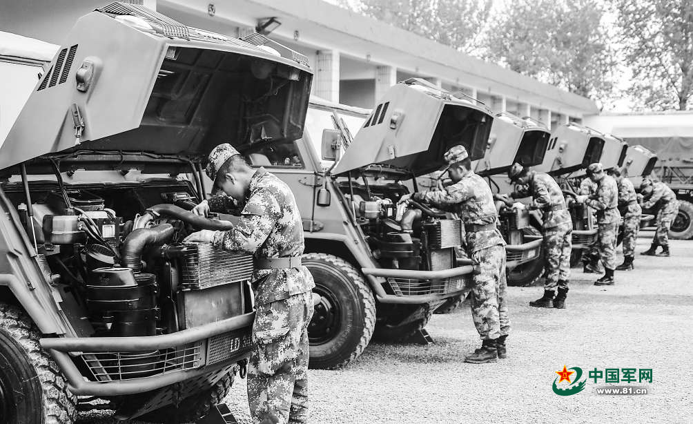 兵哥哥进行装备换季保养,为战斗力保驾护航! - 中国军网