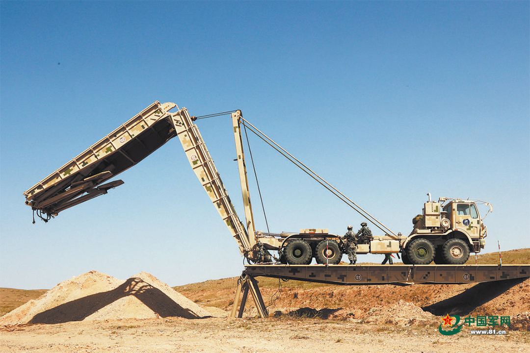 直击工兵专业综合演练:桥梁架设显身手